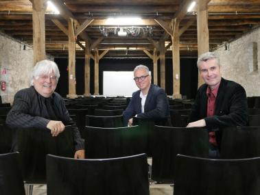 Theater, Musik und Lesungen im "Neuen Schafstall": Der Vorsitzende des Vereins der Freunde des Klosters Dalheim e.V. Hans-Dieter Seidensticker, Museumsdirektor Dr. Ingo Grabowsky und Intendant Harald Schwaiger (v.l.) präsentieren das Programm des diesjährigen Dalheimer Sommers.<br>Foto: LWL/Kristina Schellenberg