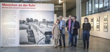 Sammlungsgeber und prominenter Ausstellungsbesucher Heinrich Lehn jun. (2. v.l.) mit seiner Frau Heike Lehn (l.) im Kreis des Ausstellungsteams mit Museumsleiter Robert Laube (m.), sowie dem Kuratorenduo Stephan Sagurna (2.v.r.) und Delia Pätzold (r.).<br>Foto: LWL / Glagla