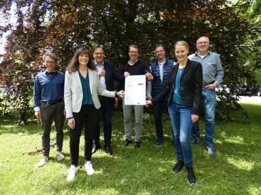 Die Betriebsleitung und das Team Qualitätsmanagement der LWL-Kliniken Lippstadt und War-stein bei der Zertifikatsübergabe (v.l.): Dr. Andreas Rödel, Luisa Sommerkamp, Prof. Dr. Ronald Bottlender, Magnus Eggers, Guido Langeneke, Diana Bonk, Arndt Schlubach.<br>Foto: LWL/Enrica Gore