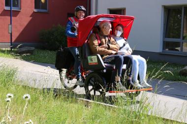 Bewohnerinnen und Bewohnern des LWL-Pflegezentrums Lengerich konnten mithilfe des Heimatvereins eine Rikscha-Fahrt bei Sonnenschein unternehmen.<br>Foto: LWL/Jutta Westerkamp