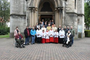 Die Festgesellschaft zum Kirchweihjubiläum vor der LWL-Kirche.<br>Bild: LWL