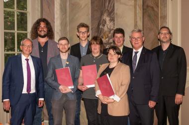 LWL-Direktor Matthias Löb (l.) und Klaus Baumann (2.v.r.), Vorsitzender der LWL-Landschaftsversammlung haben die LWL-Preise verliehen.<br>Foto: LWL