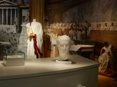 Am Sonntag widmet sich Prof. Dr. Hans-Walter Stork im ehemaligen Kloster Dalheim dem sogenannten Cicero-Codex aus Corvey. Die Handschrift aus dem 12. Jahrhundert beinhaltet die wichtigsten Werke des Philosophen und Rhetorikers und ist ein Leitexponat der Sonderausstellung "Latein. Tot oder lebendig!?".<br>Foto: LWL/Jana Klünder