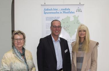 Sylvia Löhrmann, Prof. Dr. Markus Köster und Dr. Barbara Rüschoff-Parzinger haben bei der Abschlussveranstaltung des Projektes "Jüdisch hier" die teilnehmenden Gruppen geehrt.<br>Foto: LWL/Lindenbaum