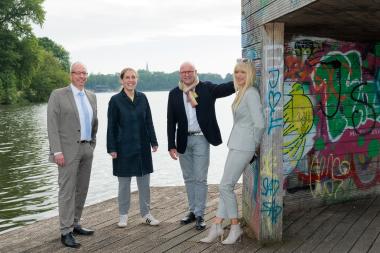 LWL-Direktor Matthias Löb (l.), Oberbürgermeister Markus Lewe (2. v. r.) und die Kulturdezernentinnen des LWL, Dr. Barbara Rüschoff-Parzinger (r.), und der Stadt Münster, Cornelia Wilkens (2. v. l.), freuen sich auf dem Pardo-Steg am Aasee auf die Skulptur Projekte 2027. Die politischen Gremien des LWL und der Stadt haben jetzt grünes Licht für die Realisierung gegeben.<br>Foto: Jean-Marie Tronquet / Stadt Münster