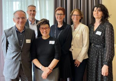 Feiern das Jubiläum beim Europäischen Netzwerk für praxisorientierte Suchtprävention: (v.r.) Alena Kopanyiova (Präsidentin euronet, Bratislava), Dr. Gaby Bruchmann (Leiterin der LWL-Koordinationsstelle Sucht, Münster), LWL-Jugend- und Schuldezernentin Birgit Westers, Yuen Yen Tsai (Make me see, Den Haag), Frank Schulte-Derne (LWL-Koordinationsstelle Sucht, Münster), Gregor Burkhart (EMCDDA, Lissabon).<br>Bild: LWL 