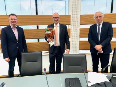 Dr. Robert Waltereit (Mitte) nach der Wahl zum Ärztlichen Direktor des LWL-Klinikums Marsberg. Ihm gratulierten der stellvertrende Vorsitzende des Gesundheits- und Krankenhausausschusses, Prof. Dr. Thomas Reinbold (l.), und LWL-Krankenhausdezernent Prof. Dr. Meinolf Noeker.<br>Foto: LWL/Fechtner