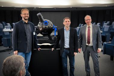 v.re.n.li.: LWL-Direktor Matthias Löb, Planetariumsleiter Dr. Björn Voss und Museumsdirektor Dr. Jan Ole Kriegs stellen der Presse das rundum erneuerte Planetarium vor. Foto: LWL/Fialla