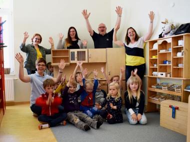 Freude über die neue Spielküche: (v.l.)Olha Bordewisch, Jennifer Klott, Fabien Preuß, Holger Reitmeyer und Stefanie Klepper<br>Foto: LWL/ Templin