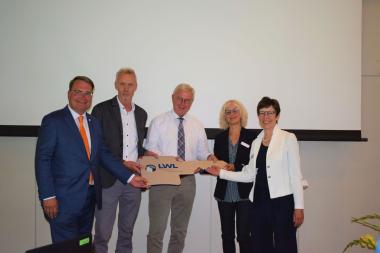 Offizielle Schlüsselübergabe: (v.l.) Markus Patzke (stellv. Landrat des Kreises Soest), Leo Frie (LWL Bau- und Liegenschaftbetrieb), Klaus Baumann (Vorsitzender der LWL-Landschaftsversammlung), Andrea Gerlach (Leitung LWL-Wohnverbund Lippstadt) und Beatrix Mayer (stellv. Kaufm. Direktorin)<br>Foto: LWL/Grafen