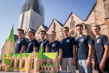 Das Team von Hundbrax mit Modell vor dem Original des Paderborner Doms: Luca Olszewski, Tim Olszewski, Timo Deutschmann, Sebastian Brumby, Moritz Lütke Westhues, Ben Pleininger und Julian Schlangenotto (v.l.n.r.). <br>Foto: Hundbrax