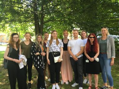 Studierende der privaten SRH-Hochschule Hamm zu Besuch in der LWL-Klinik Dortmund. Rechts im Bild Prof. Dr. Sabrina Krauss, neben ihr Slavyana Boceva, Psychologin an der LWL-Klinik Dortmund.<br>Foto: LWL/Herstell