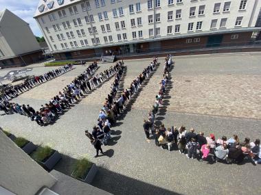 Die LWL-Auszubildenden stellen während des ersten Pflegefachtages das Logo des Landschaftsverbandes Westfalen-Lippe dar.<br>Foto: LWL/Hekel