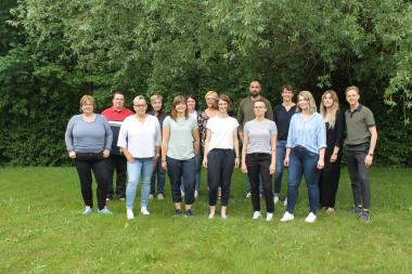 Das Team der Assistenz in eigener Häuslichkeit des LWL-Wohnverbundes Marsberg in Warburg: (v.li.), vordere Reihe: Elke Westerwelle, Birgit Brüß, Julia Tobolewski, Silke Köster, Katy Gorn, Sa-rah Schröder, Laura Wilmes, Jan Lachenicht; hintere Reihe: Matthias Roch, Kerstin Kruse-Lantelmé, Lena Olesch, Beate Blömeke, Alexandru Constantin, Anja Hötger; es fehlt: Christiane Köcher<br>Foto: LWL