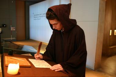 Schreiben wie die Mönche im Mittelalter: Im diesem Workshop verwandelt sich das LWL-Museum für Archäologie in Herne in ein Scriptorium.<br>Foto: LWL/A. Kalla