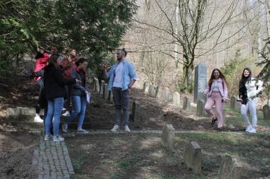 Die Student:innengruppe auf dem historischen Anstaltsfriedhof der LWL-Einrichtungen Marsberg.<br>Foto: LWL