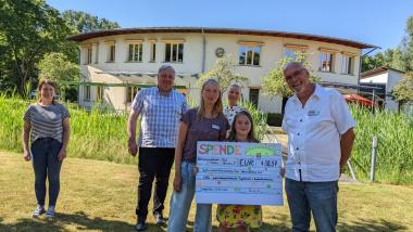 Einen selbstgebastelten Scheck übergab Kommunionkind Kornelia Wawrzonkowska (2. v.r.) stellvertretend für alle Kommunionkinder der St. Barbara Kirche der Pfarrgemeinde Heilig-Geist an die LWL-Tagesklinik Bergkamen. (V.l.) Susanne Krappe, Pfarrer Thorsten Neudenberger, Susanne Hann (Fachärztliche Leitung LWL-Tagesklinik), Kristina Senne-Wawrzonkowska und Lucas Debruyne (Stationsleiter LWL-Tagesklinik).<br>Foto: LWL