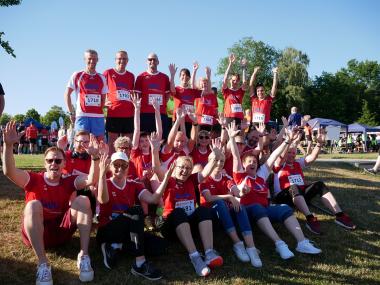 Die Gruppe der Teilnehmer der LWL-Gesundheitseinrichtungen im Kreis Soest am Firmen-lauf rund um den Möhnesee vor dem Start.<br>Bild: LWL