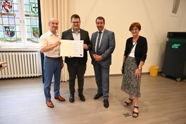 LWL-Baudezernent Urs Frigger und Betriebsleiter Matthias Gundler (Mitte v.l.) empfangen von Ralf Weidmann, Abteilungsleiter "Regionale Entwicklung, Kommunalaufsicht und Wirtschaft", und Karin Geißler (r.), der Dezernentin "Planen und Bauen" der Bezirksregierung Münster, den Förderbescheid.<br>Foto: Bezirksregierung Münster