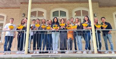 Die Berufsstarter nach der feierlichen Zeugnisübergabe auf dem Balkon der LWL-Akademie für Gesundheits- und Pflegeberufe.<br>Foto: LWL/Auclair