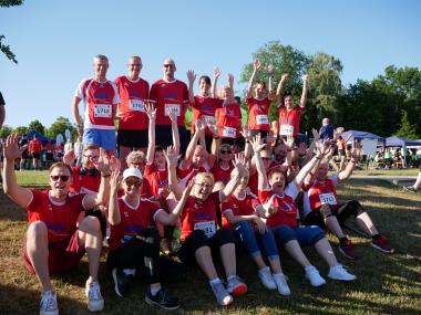 Die Gruppe der Teilnehmer der LWL-Gesundheitseinrichtungen im Kreis Soest am Firmen-lauf rund um den Möhnesee vor dem Start.<br>Foto: LWL