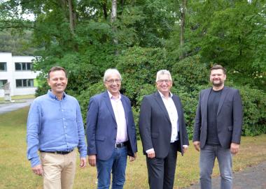 Verabschiedeten Klaus Röder (3.v.l): Andrè Seifert, stellvertretender Pflegedirektor der LWL-Klinik Marl-Sinsen, Uwe Eisenberg, Hauptdezernent d. Bezirksregierung Münster für Förderschulen und Schulen für Kranke, und Dr. Daniel Napieralski-Rahn, Kaufmännischer Direktor der LWL-Klinik Marl-Sinsen.<br>Foto: LWL/Seifert