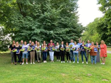 Frisch ausgebildetete Praxisanleiter an der LWL-Akademie in Lippstadt-Eickelborn: Die 24 Teilnehmerinnen und Teilnehmer halten nun endlich die Zertifikate in ihren Händen.<br>Foto: LWL/Gore