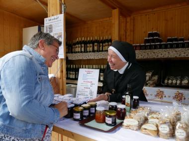 Ort der Begegnung: Traditionell bietet das Dalheimer Marktgeschehen viel Raum für Begegnungen, den Austausch zwischen Marktbesuchern und Ordensleuten und Gespräche über "Gott und die Welt".<br>Foto: LWL/ Alexandra Buterus