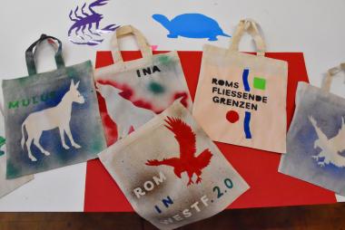 Jutebeutel mit Motiven der aktuellen Sonderausstellung "Rom in Westfalen 2.0" können Kinder und Jugendliche am Familiensonntag (17.7.) im LWL-Römermuseum gestalten.<br>Foto: LWL/ S. Holländer