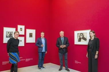 Am Dienstag (26.7.) führt die Kuratorin und stellvertretende Museumsdirektorin Dr. Tanja Pirsig-Marshall durch die Ausstellung "Der Augenblick. Die Fotografin Annelise Kretschmer".<br>Foto: LWL/Hanna Neander