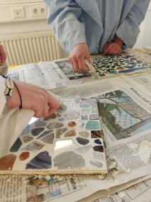 Hübsche Mosaike mit Glasscherben können Kinder in der Glashütte Gernheim gestalten. Foto: LWL/Dechant