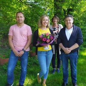 Der Pflegedirektor der Wilfried-Rasch-Klinik Sören Reinke (l.) und sein Stellvertreter Robert Iber gratulieren Bereichsleiterin Anna Brendian (M.) gemeinsam mit der Therapeutischen Direktorin Gisa Lieweris-Amsbeck zum erfolgreichen Bachelorabschluss.<br>Foto: LWL/Schufi