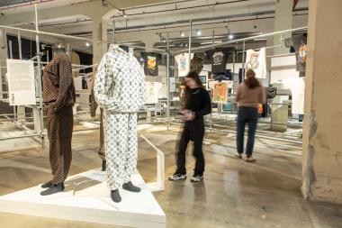 Beim Sommerferienprogramm entdecken Kinder und Jugendliche die Sonderausstellung "Coolness" im Textilwerk Bocholt.<br>Foto: LWL/Betz