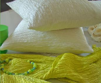 Handgearbeitete Decken, Kissen und mehr aus feinen Stoffen wie Seide.<br>Foto: LWL