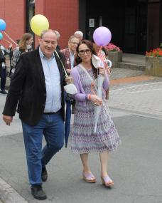 Peter Thiemann und Andrea Engelmann beim Schützenfestumzug auf dem Gesundheitscampus Weist.<br>Foto: LWL
