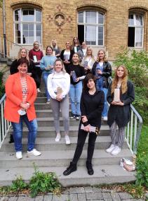 Anne Rabeneck mit den Jahrespraktikantinnen.<br>Foto: LWL