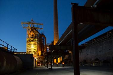 Rund um den beleuchteten Hochofen erkunden die Teilnehmenden das nächtliche Leben auf dem Industriegelände.<br>Foto: LWL / Hudemann   