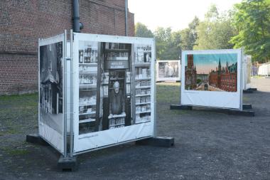 Eine Open-Air-Ausstellung auf der Zeche Hannover mit aktuellen und historischen Fotos beleuchtet die Trinkhallenkultur im Ruhrgebiet.<br>Foto: LWL/Hudemann