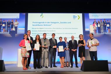 SeWo-Projektleiterin Bianca Rodekohr (Mitte) nahm den KfW Award in der Kategorie "Soziales und bezahlbares Wohnen" in Berlin in Empfang.<br>Foto: KfW