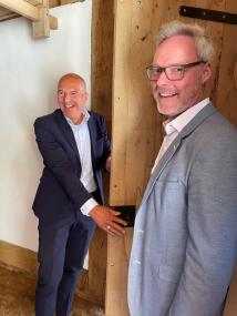 Dr. Georg Lunemann, Direktor des Landschaftsverbandes Westfalen-Lippe (LWL), und Museumsleiter Josef Mühlenbrock öffnen mit einem großen Schlüssel das römische Wachhaus.<br>Foto: LWL-Römermuseum/S. Freitag