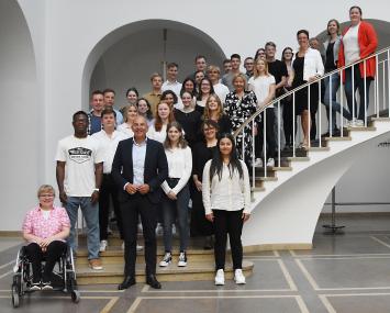 Dr. Georg Lunemann, Direktor des LWL (Mitte), begrüßte die 29 neuen Auszubildenden im LWL-Landeshaus in Münster.<br>Foto: LWL