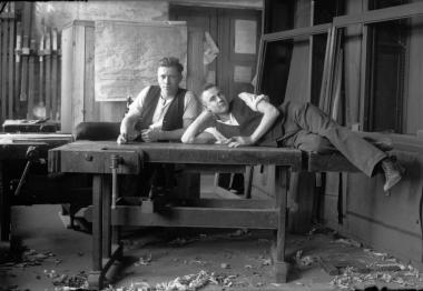 Das Foto von zwei Schreinergesellen in der Kunsttischlerei Aton Spilker in Steinheim, um 1950, ist das Titelmotiv der Ausstellung "Vom Schuften und Chillen".<br>Foto: Möbelmuseum Steinheim