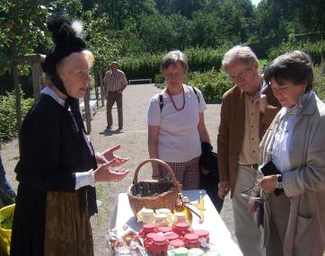 Gartengeheimnisse: Beim Thementag "Krautbundfest" im Kloster Dalheim verrät Beate von Sobbe, welche Kräuter in unterschiedlichen Regionen in das Krautbund gehörten und welche Bedeutung sie in Volksglauben und Medizin hatten.<br>Foto: LWL/Ansgar Hoffmann, http://www.hoffmannfoto.de