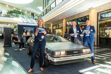 v.l.: Dr. Vera Brieske (LWL-Altertumskommission für Westfalen), Thomas Tenkamp (Kulturstiftung der Westfälischen Provinzial-Versicherung) und Dr. Georg Lunemann (Direktor des LWL) beim Start der Städtetour "Archäologische Zeitmaschine" mit dem DeLorean-Wagen aus "Zurück in die Zukunft".<br>Foto: LWL/Witte