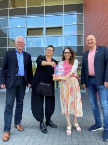 Preisverleihung: Bürgermeister Thomas Schröder, Gabriele Wacker, stellv. Leitung des LWL-Pflegezentrums, Andrea Engelmann, Einrichtungsleiterin, und Hubert Aßhauer, Leiter des Amts für Bürgerdienste, Ordnung und Schule (v.r.).<br>Foto: LWL