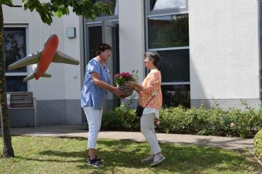 Beim Sommerfest wurde Petra Teitz (l.) von Iris Abel, der Leiterin des LWL-Pflegezentrums Lippstadt in den Ruhestand verabschiedet.<br>Foto: Danica Goy/LWL