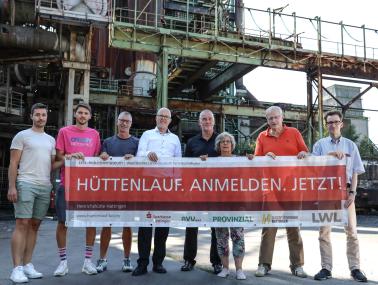 Machen Werbung für den Hüttenlauf: (v.l.) Christoph Mrosewski, Robin Walter, Peter Mrosewski, (alle Unterstützer und Mitorganisatoren des Hüttenlaufs), Torsten Grabinski (Sparkasse Hattingen), Gisbert Tiede (Mitorganisator Hüttenlauf), Marita Lutz (Stadtsportverband), Robert Laube (LWL-Industriemuseum Henrichshütte), und Jörg Prostka (AVU).<br>Foto: LWL