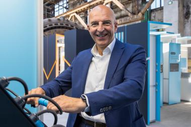 Stabile Stromnetze sind eine wichtige Voraussetzung für die Energiewende in Deutschland. Dr. Georg Lunemann, der Direktor des LWL, an einer Mitmachstation zum Thema "Vernetzen" in der Ausstellung "Power2Change", die ab Sonntag in der Henrichshütte Hattingen zu sehen ist.<br>Foto: LWL/Harms