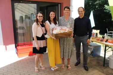 Andrea Engelmann, Leiterin des LWL-Wohnverbunds Marsberg, Lea Grebe Teamleitung  "Assis-tenz in eigener Häuslichkeit", Anja Hötger, Einrichtungsleiterin "LWL-Apartmenthaus" und Jan Hendrik Unger, kaufmännischer Direktor der LWL-Einrichtungen Marsberg beim Sommerfest in Warburg.<br>Foto: LWL