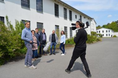 Andrea Löchte (h.v.l.), Johannes und Aloys Niestegge, Pflegedirektor Axel Bergstermann und Nina Lukmann wurden von Filmproduzent Michael Nieberg (v.l.) und Kameramann Thilo Heine (r.). begleitet.<br>Foto: LWL/Hannig
